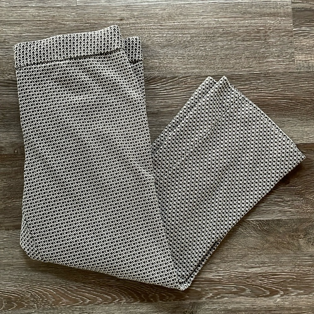 Amanda & Chelsea Straight leg Geometric Patterned Black and White Cropped Pants